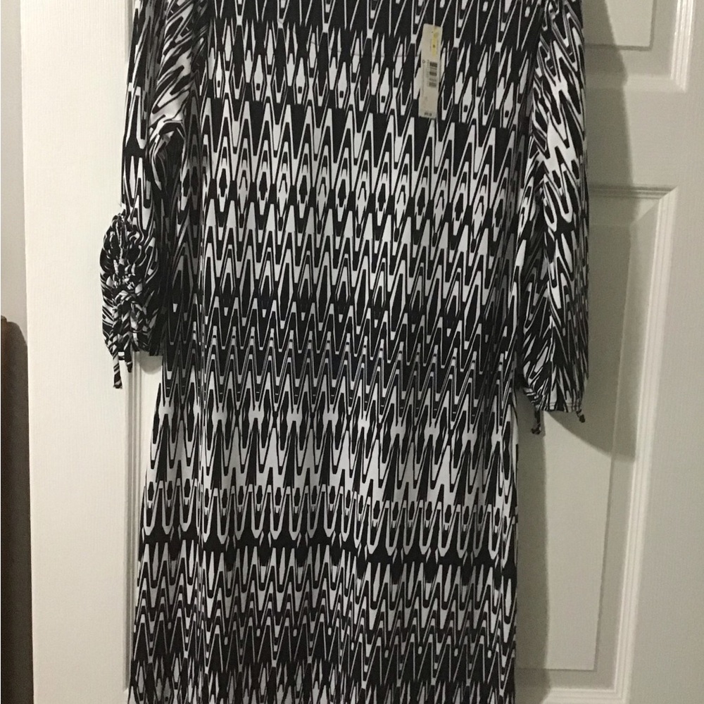 3 dresses- Cream and Gray dress,black and white, gray with ruffled sleeves. - Picture 9 of 9